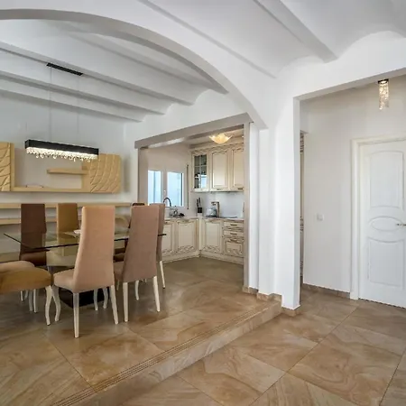 Mit Privatpool Fuer 8 Personen Ca 250 Qm In Roses, Costa Brava Golf De Holiday home *