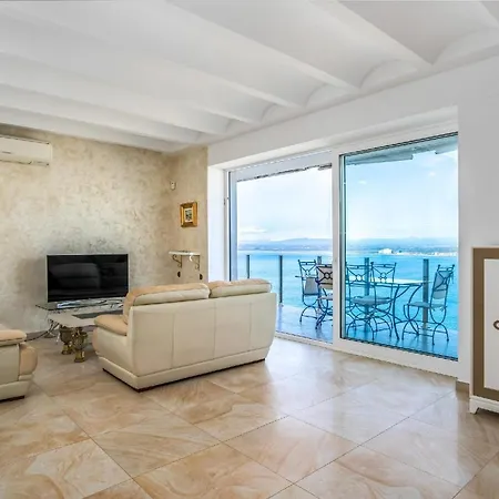 Mit Privatpool Fuer 8 Personen Ca 250 Qm In Roses, Costa Brava Golf De Holiday home